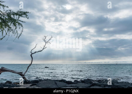 Dramatische Himmel über dem Pazifischen Ozean in der Zeit nach dem Vulkanausbruch auf der grossen Insel von Hawaii Stockfoto