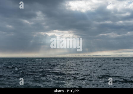 Dramatische Himmel über dem Pazifischen Ozean in der Zeit nach dem Vulkanausbruch auf der grossen Insel von Hawaii Stockfoto