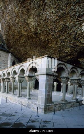 Spanien - ARAGON - Jacetania (Kreis) - huesca. Monasterio de San Juan de la Peña; claustro descubierto (ROMÁNICO). Stockfoto