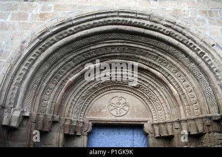 Spanien - ARAGON - Hoya de Huesca (Kreis) - huesca. Casbas de Huesca; Monasterio de Nuestra Señora de la Gloria; portada románica de la Iglesia (siglo XII). Stockfoto