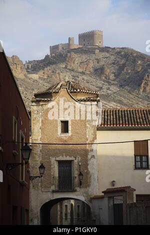 Spanien - El Altiplano (Kreis) - MURCIA. Jumilla; Arco de San Roque (parte de Antigua muralla) con Castillo en lo Alto de la Montaña. Stockfoto