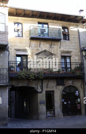 Spanien - Baskenland - Rioja Alavesa (Kreis) - alava. Laguardia, Plaza Mayor porticada/antiguo Ayuntamiento con blasón Imperial de Carlos V. Stockfoto