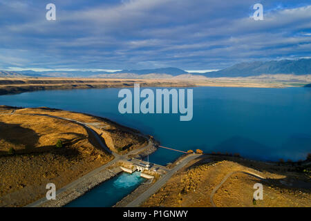 Lake Ohau, und am Ausgang Ohau Kanal, in der Nähe von Twizel, Mackenzie Country, Canterbury, Südinsel, Neuseeland - drone Antenne Stockfoto