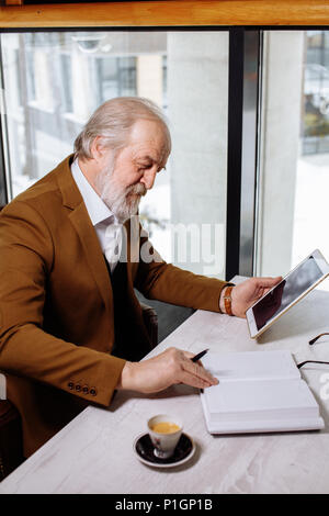 Nahaufnahme Seitenansicht Bild der alten grauen gerne männliche vorangegangen Stockfoto