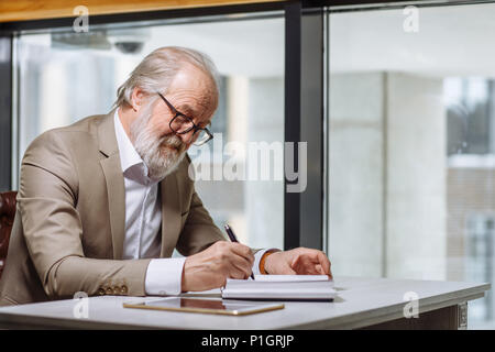 Nahaufnahme Seitenansicht Bild vom alten Büro entfernt Kritzeln im Notebook Stockfoto
