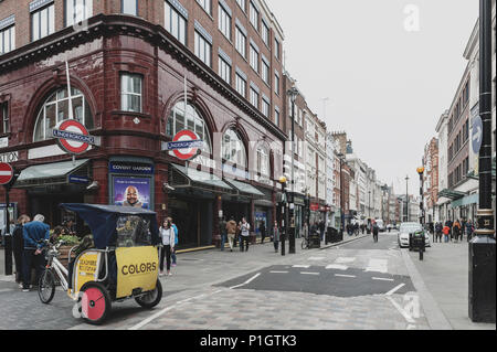 Covent Garden Station, einem Londoner U-Bahnhof im Herzen von Covent Garden an der Ecke der Long Acre und James Street, West End von London, Großbritannien Stockfoto