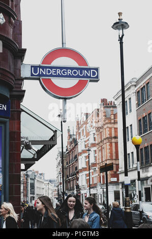 Covent Garden Station, einem Londoner U-Bahnhof im Herzen von Covent Garden an der Ecke der Long Acre und James Street, West End von London, Großbritannien Stockfoto