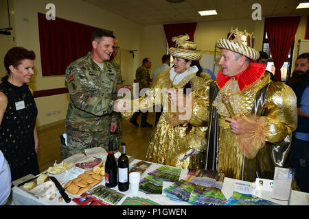 Us-Armee Oberst Steve Marken, U.S. Army Garrison Italien Commander, trifft Vertreter der Stadt Thiene während der achten jährlichen Treffen der Bürgermeister bei den Goldenen Löwen Conference Center auf Caserma Ederle, Vicenza, Italien. Die Veranstaltung ist eine informelle fair, dass Gastgeber Bürgermeister, Ratsmitglieder, sowie kulturelle und touristische Vertreter der Italienischen Gemeinden in den Provinzen Vicenza und Padua. 27.10.2016. (U.S. Armee Foto von visuellen Informationen Spezialist Antonio Bedin-/freigegeben) Stockfoto