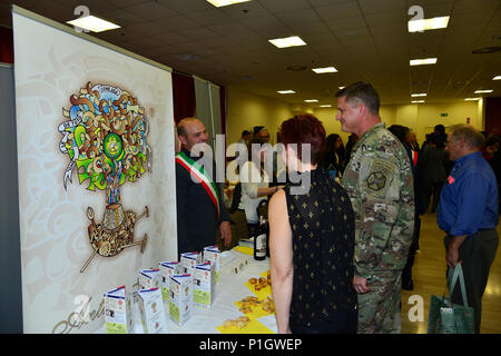 Us-Armee Oberst Steve Marken, U.S. Army Garrison Italien Commander, trifft Marco Casarotto (mit Flügel), Grisignano del Zocco Stadtrat, während der achten jährlichen Treffen der Bürgermeister bei den Goldenen Löwen Conference Center auf Caserma Ederle, Vicenza, Italien. Die Veranstaltung ist eine informelle fair, dass Gastgeber Bürgermeister, Ratsmitglieder, sowie kulturelle und touristische Vertreter der Italienischen Gemeinden in den Provinzen Vicenza und Padua. 27.10.2016. (U.S. Armee Foto von visuellen Informationen Spezialist Antonio Bedin-/freigegeben) Stockfoto