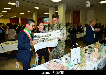 Us-Armee Oberst Steve Marken, U.S. Army Garrison Italien Commander, Andrea Macca", Knolle delle Abbadesse Stadtrat, während der achten jährlichen Treffen der Bürgermeister bei den Goldenen Löwen Conference Center auf Caserma Ederle, Vicenza, Italien. Die Veranstaltung ist eine informelle fair, dass Gastgeber Bürgermeister, Ratsmitglieder, sowie kulturelle und touristische Vertreter der Italienischen Gemeinden in den Provinzen Vicenza und Padua. 27.10.2016. (U.S. Armee Foto von visuellen Informationen Spezialist Antonio Bedin-/freigegeben) Stockfoto