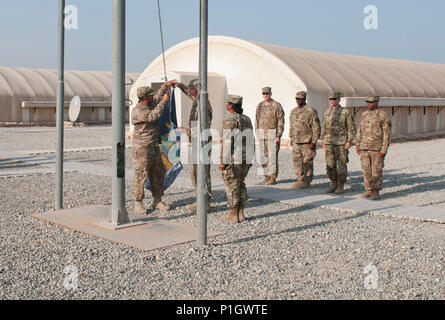 KUWAIT - das New York State Flag wird im Camp Arifjan, Kuwait am Okt. 31, 2-16 Als 369. Der New York Army National Guard Sustainment Brigade Kommando Mission der Logistik im gesamten Nahen Osten. (U.S. Army National Guard Foto von Sgt. Jeremy Bratt) Stockfoto