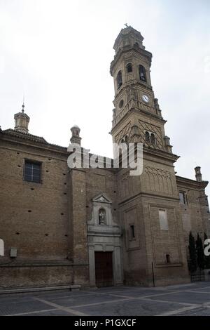 Spanien - Las Bardenas y Tudela (Kreis) - NAVARRA. Corella; Iglesia de Nª Sra. del Rosario; fachada y Torre campanario Mudéjar; Plaza de Los Fueros. Stockfoto