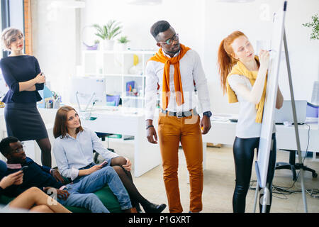 Grafik Designer mit ihrer Arbeit in der informellen Tagung Stockfoto