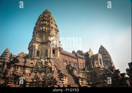 Die Grand Central Tower von Angkor Wat complex. Spektakuläre 12. Jahrhundert Khmer Architektur, roter Sandstein Tempel vor blauem Himmel Hintergrund Stockfoto