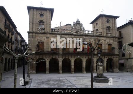 Spanien - Tierra Estella (Kreis) - NAVARRA. Viana; Ayuntamiento y Plaza. Stockfoto