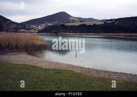 Spanien - Tierra Estella (Kreis) - NAVARRA. Valle de Yerri; Vista con Stausee. Stockfoto