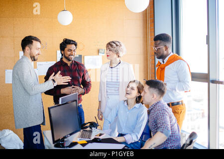 Mixedrace Texter sind genießt die Zeit zusammen bei der Arbeit Stockfoto