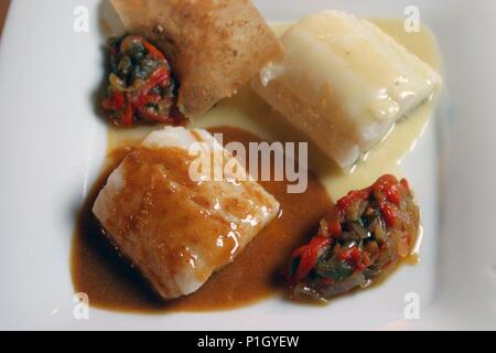 Ajo; Restaurante/Posada La Casona de la Peña"; Bacalao de Salsas de pimientos choriceros y Pil Pil. Stockfoto