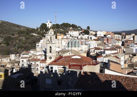 Spanien - Valencia autonome Region - L'Alcoià (Kreis) - Alicante. Banyeres de Mariola; Vista del Pueblo e Iglesia de Santa María desde el Castillo árabe. Stockfoto