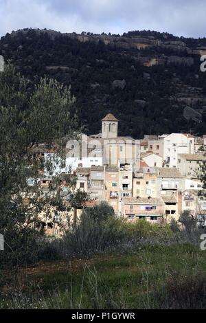 Spanien - Katalonien - Priorat (Bezirk) - TARRAGONA. Cabaces; Vista con Iglesia. Stockfoto