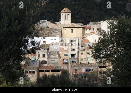 Spanien - Katalonien - Priorat (Bezirk) - TARRAGONA. Cabaces; Vista con Iglesia. Stockfoto