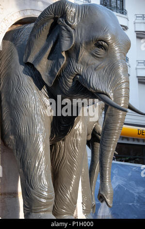 In der Nähe von Elephant Skulptur vom Elefanten Brunnen (Fontaine des Elefanten), ein Symbol der schönen Stadt Chambery, Frankreich Stockfoto