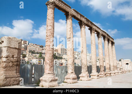 Römische Säulen vor Amphitheater in Amman. Al-Qasr Website, Jordanien Stockfoto