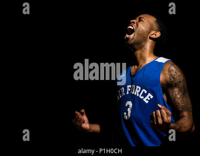 Senior Airman Dorian Donald, alle Air Force-Basketball-Team Guard/Forward, brüllt nach Abschluss Praxis 10. Oktober 2016 auf gemeinsamer Basis San Antonio-Lackland, Texas. Alle Kraft-Basketball-Team besteht aus Offizier und verpflichtete Mitarbeiter aus rund um die Air Force. Das 12-köpfige Team verbrachten zwei Wochen im Trainingslager vor in DoD Level Wettbewerb konkurrieren. (Foto: U.S. Air Force Staff Sgt DeAndre Curtiss) Stockfoto