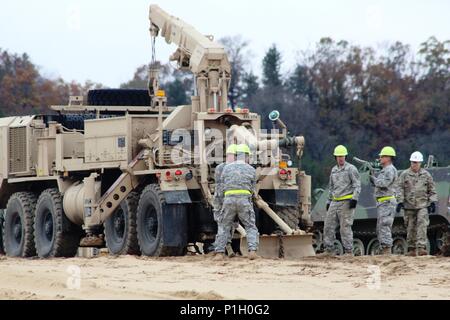 Studenten im Regionalen Site-Maintenance Wheeled-Vehicle Verwertungsverfahren Kurs Praxis, um die Wiederherstellung des Fahrzeugs 27.10.2016, an der Wiederherstellung des Fahrzeugs auf Fort McCoy's South Post. Der Kurs schult Soldaten zu Recovery Fahrzeuge bedienen und warten und Standardverfahren zu Rig zu verwenden und Radfahrzeuge erholen. Der Kurs war auch eine wichtige Schulungen auf Post für das Geschäftsjahr 2017. (U.S. Armee Foto von Scott T. Sturkol, Public Affairs Office, Fort McCoy, Wis.) Stockfoto