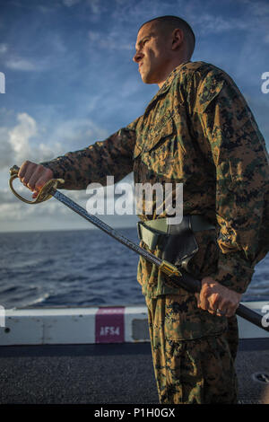 USS SOMERSET, Pazifischer Ozean (26. Oktober 2016) – CPL. Daniel Roldan zieht sein Schwert aus der Scheide während einer "Schwert-Handbuch" Anweisung während auf hoher See an Bord der USS Somerset (LPD 25), 26. Oktober 2016. Korporale Kurs lehrt Korporale, den ersten Rang in der Marine Corps als Unteroffiziere, Führung Grundlagen bekannt. Roldan ist ein Funker mit Bekämpfung der Logistik-Bataillon 11, 11. Marine Expeditionary Unit. (US Marine Corps Foto von Gunnery Sgt. Robert Brown/freigegeben) Stockfoto