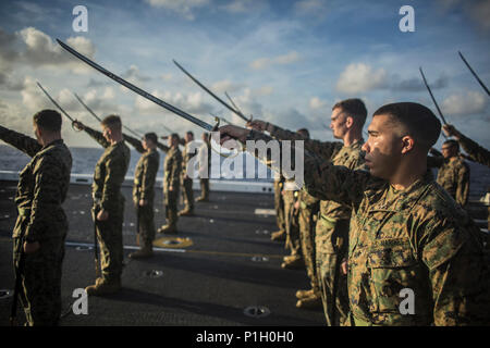 USS SOMERSET, Pazifischer Ozean (Okt. 2010) 26, 2016) - Marines ausführen 'Draw, Schwert', während die Praktizierenden Wort Manual' an Bord der USS Essex (LPD 25) Okt. 26, 2016. Die Ausbildung wurde als Teil eines Unteroffiziere Kurs, gehalten für die Meeresumwelt durchgeführt Unteroffiziere an Bord des Schiffes. Die Marines sind mit der 11 Marine Expeditionary Unit. (U.S. Marine Corps Foto von gunnery Sgt. Robert Braun/Freigegeben) Stockfoto