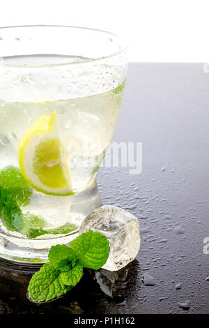 Farbenfrohe Cocktails im Glas Becher mit Eis Stockfoto