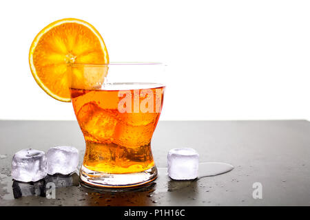 Farbenfrohe Cocktails im Glas Becher mit Eis Stockfoto