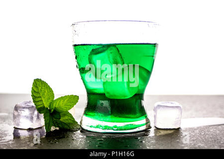 Farbenfrohe Cocktails im Glas Becher mit Eis Stockfoto