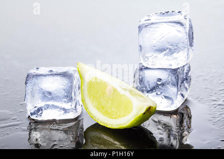 Farbenfrohe Cocktails im Glas Becher mit Eis Stockfoto