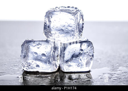 Farbenfrohe Cocktails im Glas Becher mit Eis Stockfoto