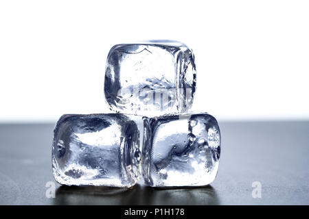 Farbenfrohe Cocktails im Glas Becher mit Eis Stockfoto