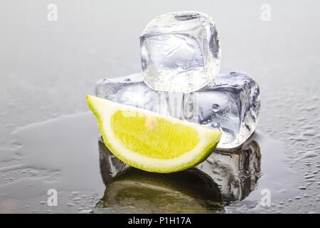 Farbenfrohe Cocktails im Glas Becher mit Eis Stockfoto