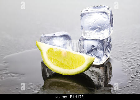 Farbenfrohe Cocktails im Glas Becher mit Eis Stockfoto