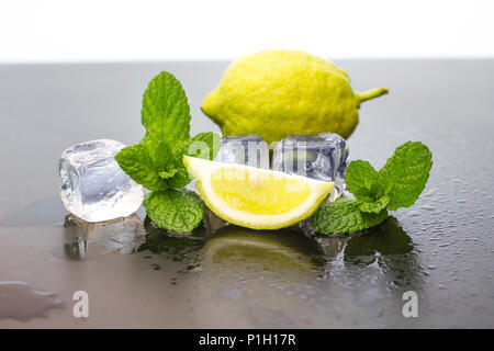 Farbenfrohe Cocktails im Glas Becher mit Eis Stockfoto