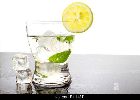 Farbenfrohe Cocktails im Glas Becher mit Eis Stockfoto