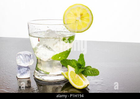 Farbenfrohe Cocktails im Glas Becher mit Eis Stockfoto