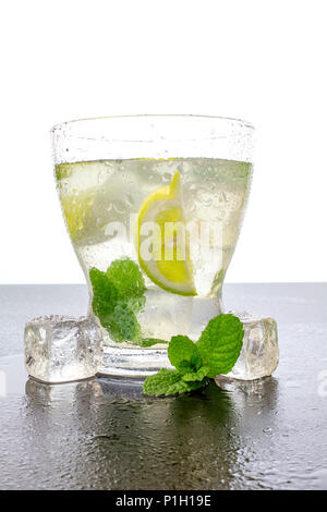 Farbenfrohe Cocktails im Glas Becher mit Eis Stockfoto