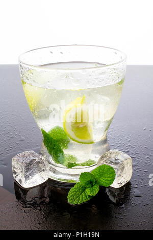 Farbenfrohe Cocktails im Glas Becher mit Eis Stockfoto