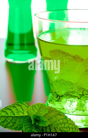 Farbenfrohe Cocktails im Glas Becher mit Eis Stockfoto