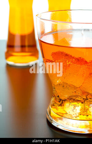 Farbenfrohe Cocktails im Glas Becher mit Eis Stockfoto