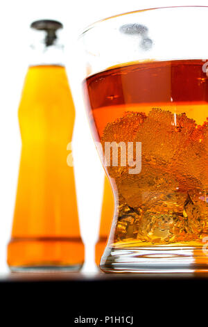 Farbenfrohe Cocktails im Glas Becher mit Eis Stockfoto