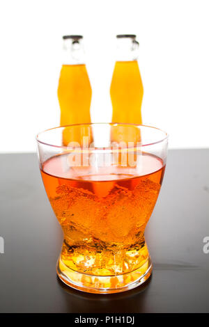 Farbenfrohe Cocktails im Glas Becher mit Eis Stockfoto