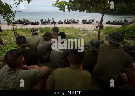 Philippinische Marines beobachten, wie US-Marines zu Fox Company, Bataillon Landung Team 2nd Battalion, 4th Marine Regiment, 31 Marine Expeditionary Unit, einer amphibischen Raid als Teil der Philippinischen amphibische Landung Übung 33 (PHIBLEX), bei Marine Kaserne Gregorio Lim, Ternate, Philippinen, Oktober 6, 2016. PHIBLEX 33 ist eine jährliche bilaterale Übung mit der Streitkräfte der Philippinen durchgeführt, dass amphibische Fähigkeiten und Live-Fire Training mit humanitären civic Unterstützung, Interoperabilität zu stärken und die Arbeitsbeziehungen durch Engagement verbindet, Ca Stockfoto