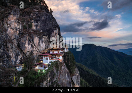 Die berühmte Tiger Nest Kloster Taktsang bei Sonnenuntergang Paro in Bhutan Stockfoto